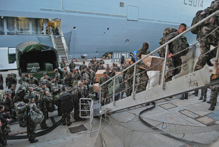 Mistral (L9013) được hạ thủy năm 2006 và từng góp phần vào việc di tản nhân đạo ở Li Băng. Hải quân Pháp hiện có hai chiếc loại này.